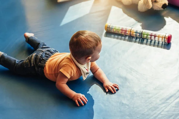 Glückliches Baby beim Spielen mit Spielzeugklötzen. — Stockfoto