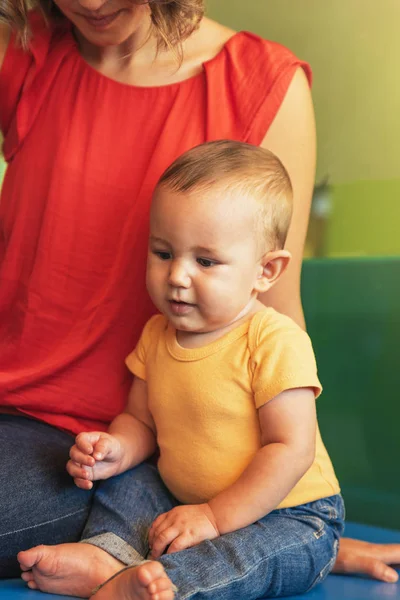 Niño niño y madre jugando . — Foto de Stock