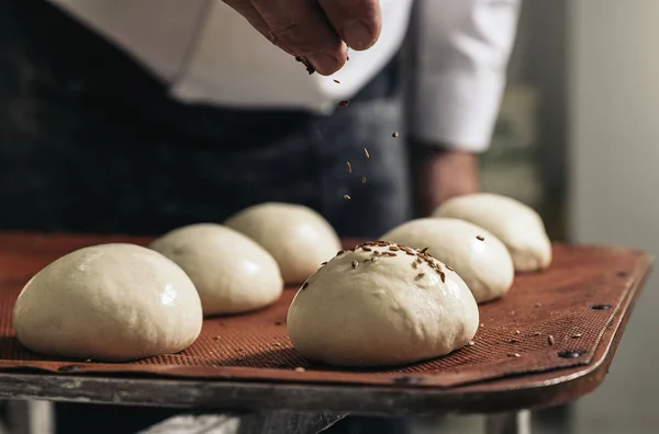 Panadero haciendo pan en una panadería . —  Fotos de Stock