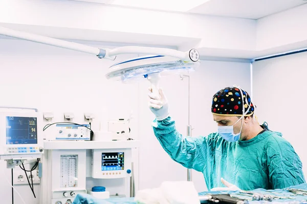 병원에서 운영 하는 외과 의사. — 스톡 사진