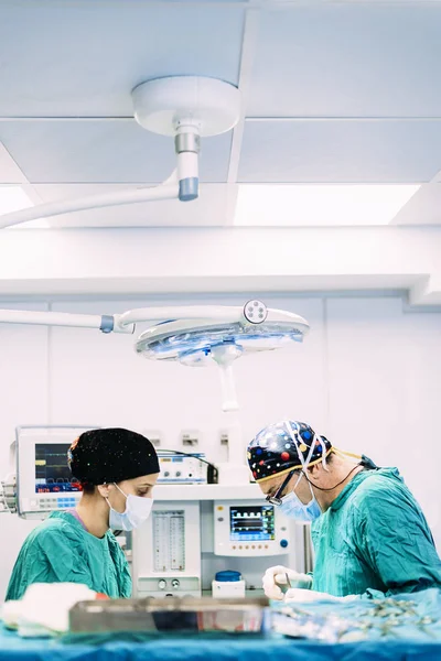 Cerrahlar hastanede ameliyat yapıyor.. — Stok fotoğraf