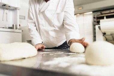 Fırında hamur yoğurma.