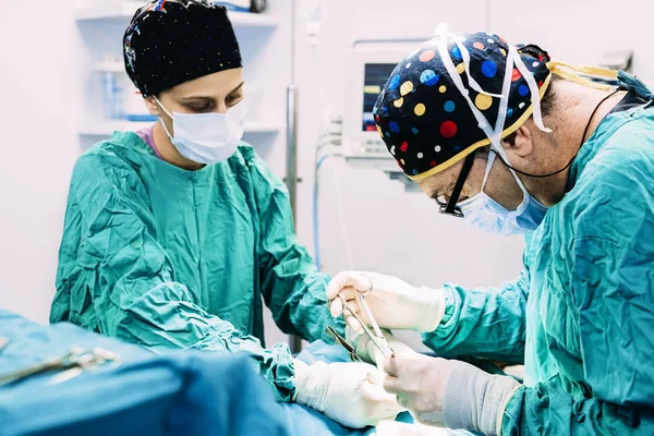 Tým chirurgů operujících v nemocnici. — Stock fotografie