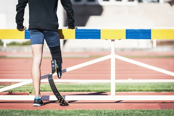 Primer plano hombre discapacitado atleta con prótesis de pierna . — Foto de Stock