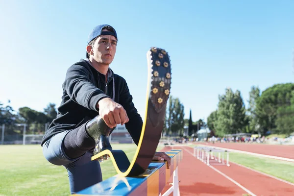 Gehandicapte man atleet rekken met been prothese. — Stockfoto