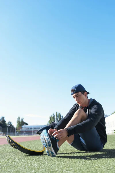Atlet pria cacat siap untuk latihan dengan kaki buatan. . — Stok Foto