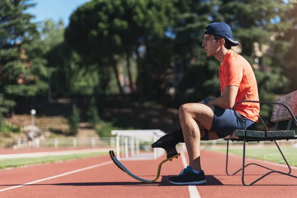 Homem com deficiência atleta fazendo uma pausa . — Fotografia de Stock