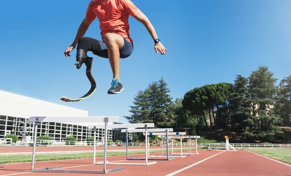 Behindertensportler trainiert mit Beinprothese. — Stockfoto