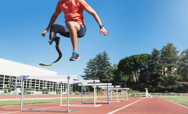 Entraînement d'athlète handicapé avec prothèse de jambe . — Photo