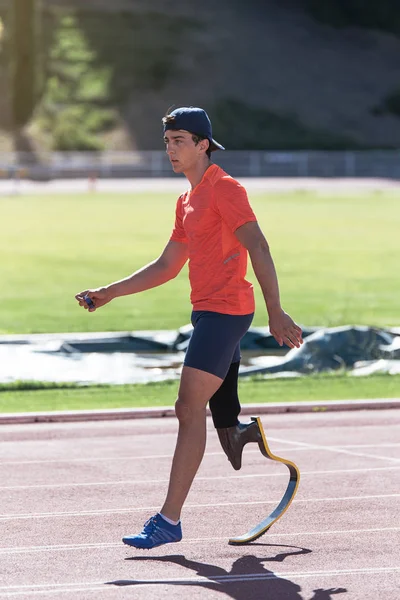 รูปภาพของนักกีฬาชายพิการที่มีขาเทียม . — ภาพถ่ายสต็อก