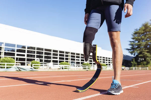 Fechar o homem com deficiência atleta com prótese de perna . — Fotografia de Stock