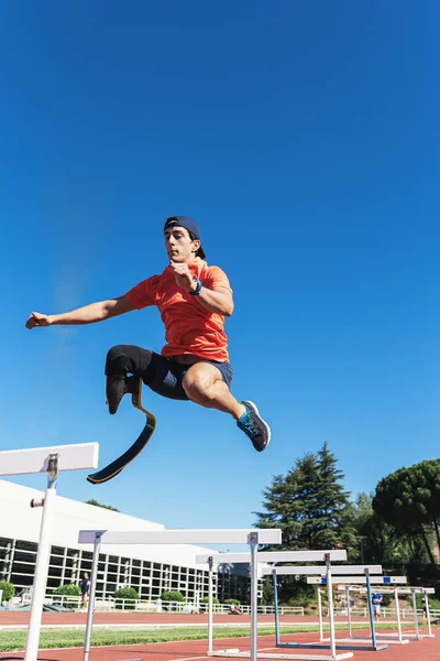 Hombre discapacitado atleta entrenamiento con prótesis de pierna . — Foto de Stock