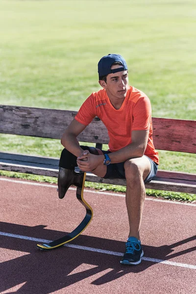 Laki-laki cacat atlet mengambil istirahat . — Stok Foto