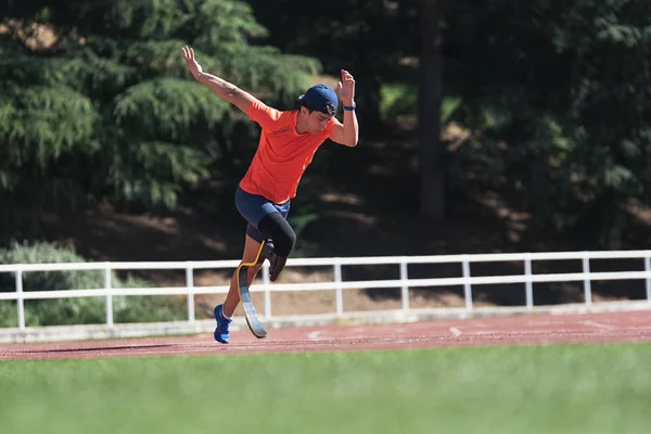 Hombre discapacitado atleta entrenamiento con prótesis de pierna . — Foto de Stock