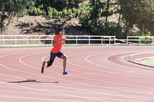 Behindertensportler trainiert mit Beinprothese. — Stockfoto