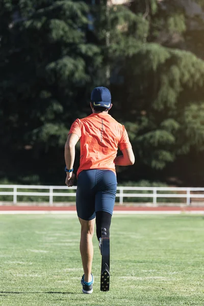 Hombre discapacitado atleta entrenamiento con prótesis de pierna . — Foto de Stock