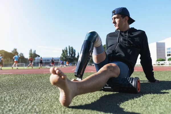 Retrato de hombre discapacitado atleta con prótesis de pierna . — Foto de Stock