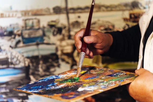 Primer plano del hombre artista pintura óleos en su estudio . —  Fotos de Stock