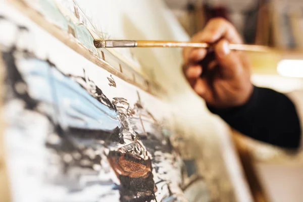 Close up of man artist painting oils in his studio. — Stock Photo, Image