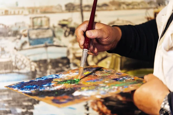 Close up of man artist painting oils in his studio. — Stock Photo, Image