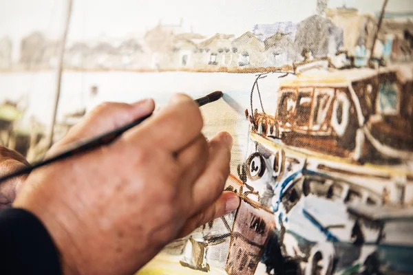 Крупним планом чоловік художник малює олії в своїй студії . — стокове фото