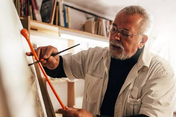 Viejo artista pintando óleos en su estudio . —  Fotos de Stock