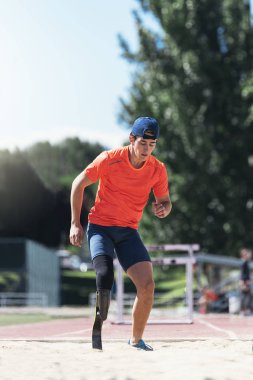 Engelli adam atlet bacak protezi ile atlama. Paralimpik Spo