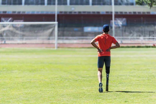 Hombre discapacitado atleta entrenamiento con prótesis de pierna . — Foto de Stock