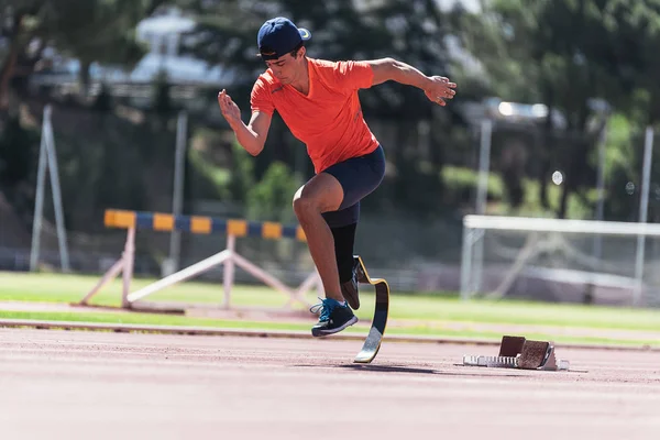 Hombre discapacitado atleta entrenamiento con prótesis de pierna . — Foto de Stock