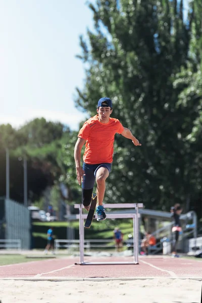 Hombre discapacitado atleta saltando con prótesis de pierna . — Foto de Stock