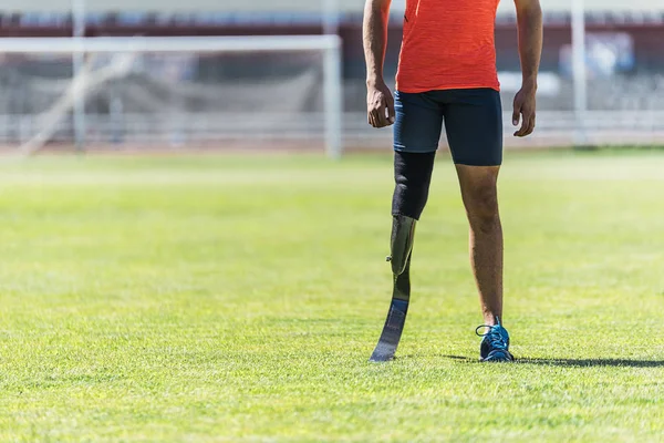 Primer plano hombre discapacitado atleta con prótesis de pierna . — Foto de Stock