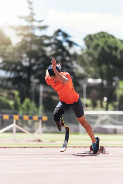 Hombre discapacitado atleta entrenamiento con prótesis de pierna . — Foto de Stock