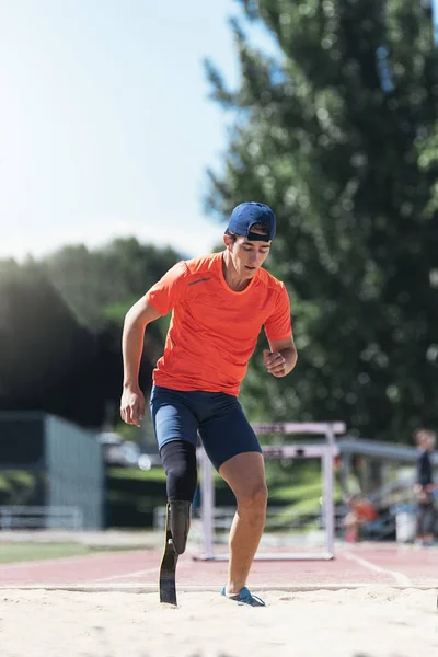 Atleta hombre discapacitado saltando con prótesis de pierna. Spo paralímpica — Foto de Stock