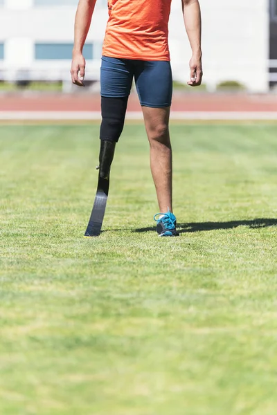 Primer plano hombre discapacitado atleta con prótesis de pierna . — Foto de Stock