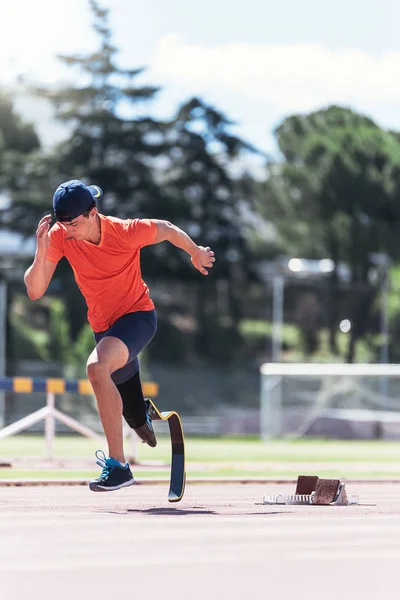 Тренировка спортсменов-инвалидов с протезом ног . — стоковое фото