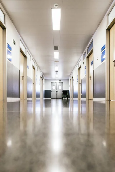 Korridor im Inneren des Krankenhauses. — Stockfoto