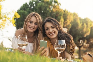 Güzel kadın parkta telefon kullanma.