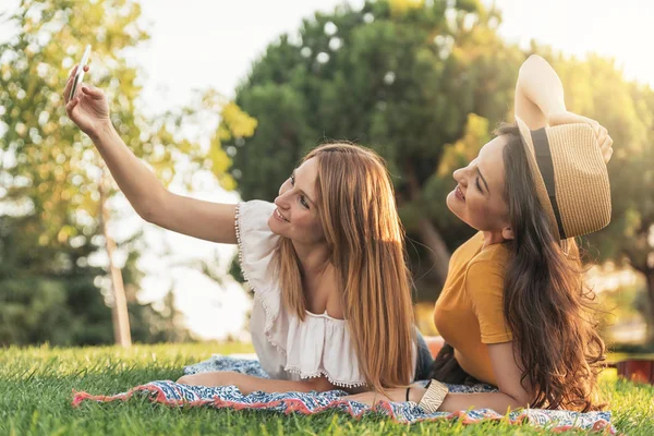 Piękne kobiety, biorąc selfie portret w parku. — Zdjęcie stockowe