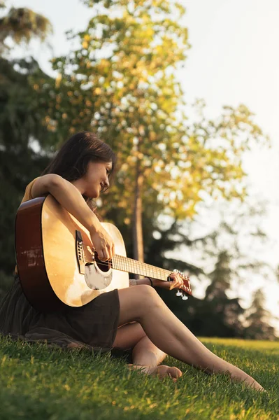 Schöne Frau, die Gitarre spielt. — Stockfoto