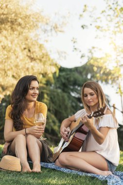 Güzel kadın eğlence parkında gitar çalmak.
