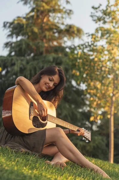 Güzel kadın gitar çalmak. — Stok fotoğraf