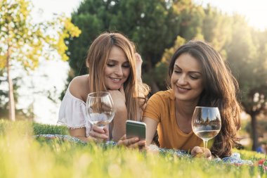 Güzel kadın parkta telefon kullanma.