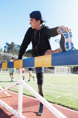 Engelli adam atlet bacak protezi ile germe.