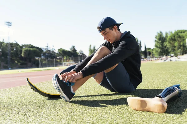 Спортсмен-инвалид готов к тренировкам с протезом ног . — стоковое фото