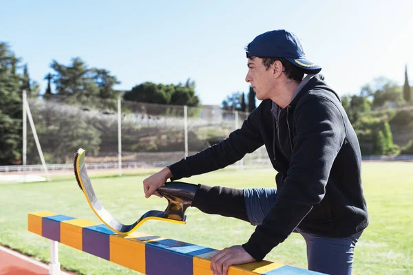 Gehandicapte man atleet rekken met been prosthesis.man; loper; — Stockfoto