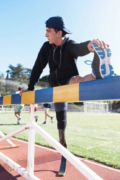 Engelli adam atlet bacak protezi ile germe.