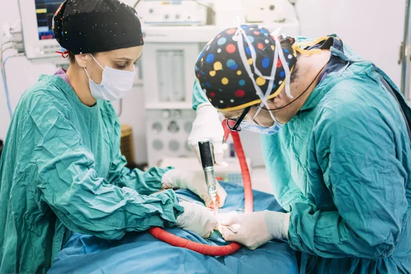 Equipe de Cirurgiões Operando no Hospital . — Fotografia de Stock