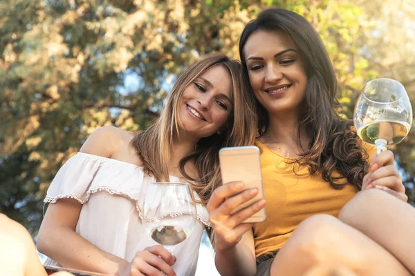 Güzel kadın parkta telefon kullanma.