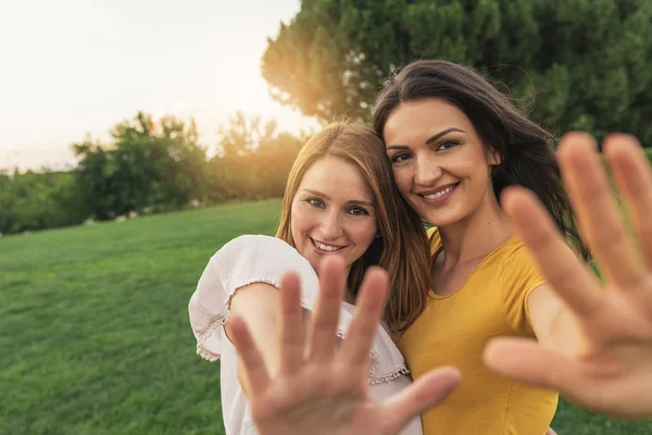 Gyönyörű nők, mosolyogva, és a szórakozás a parkban. — Stock Fotó