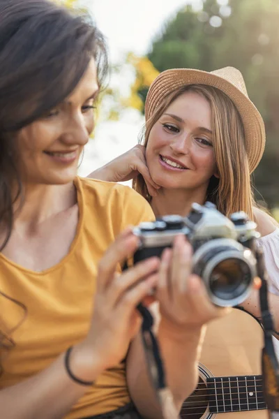 Photographer showing a picture to her friend. — Stock Photo, Image